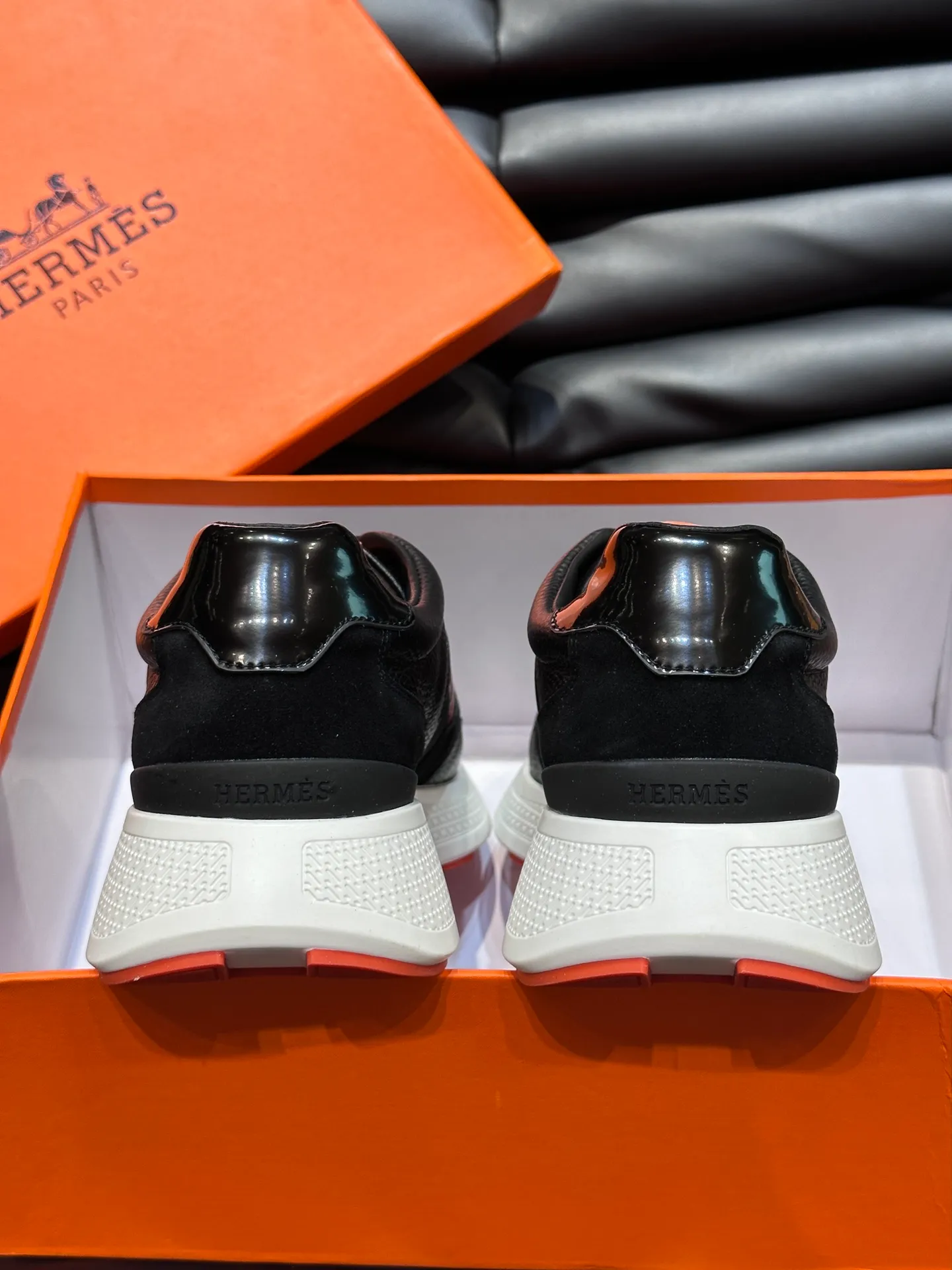 Factory price: 520💰HERMES/Hermes Hugo thick-soled sneakers are casual men's shoes. These sneakers are made of imported first-layer cowhide leather and breathable mesh design. The contrasting color design creates a dynamic and modern shape. The front end of the toe is decorated with natural-color rubber inlays, making it novel and fashionable. The texture is incomparable, with cowhide lining and cowhide foot pads, the upper foot is comfortable and breathable, and the rubber sole is decorated with geometric patterns and iconic "H" details. A very personal one! Size: 39-44 (customized at 38.45)
